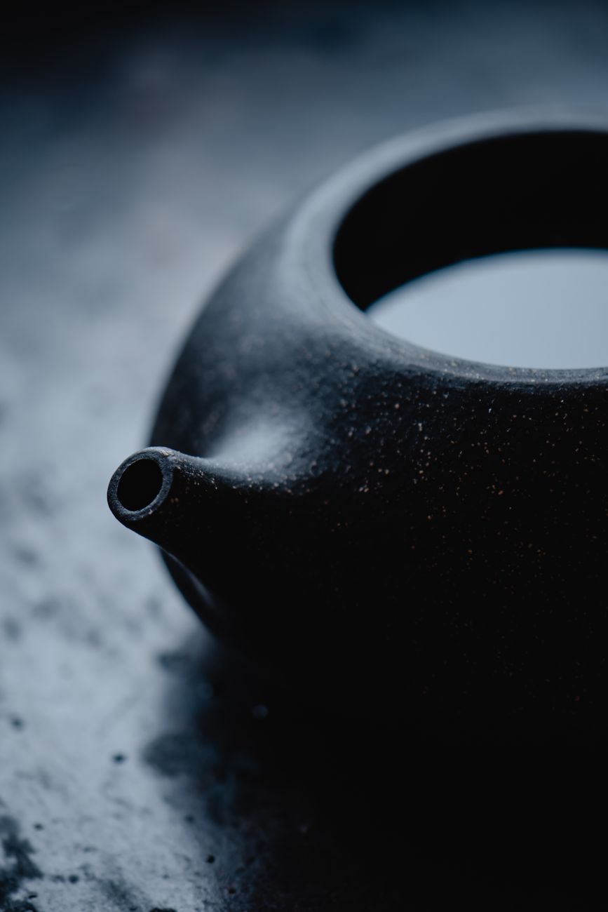 深い影を落とした茶席、精神を統一する空間